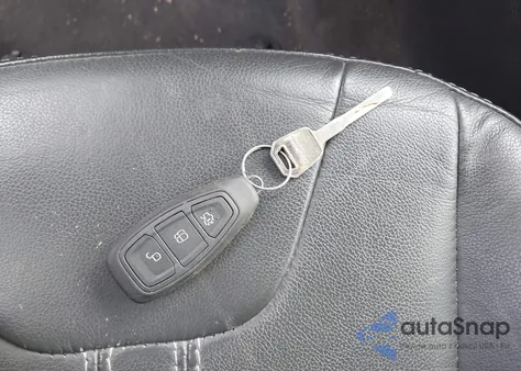 2013 Ford Focus Titanium z USA, uszkodzony, nr VIN 1FADP3J2XDL352611